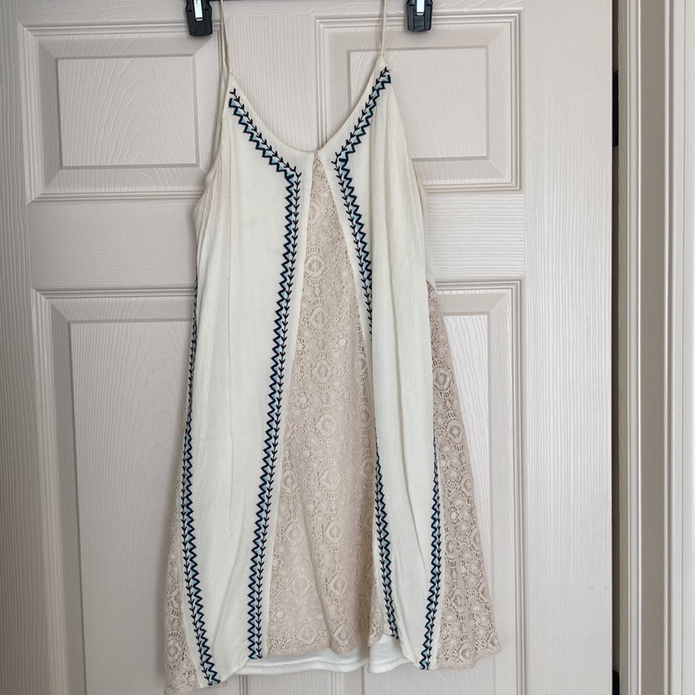 Flowy lace detailed dress